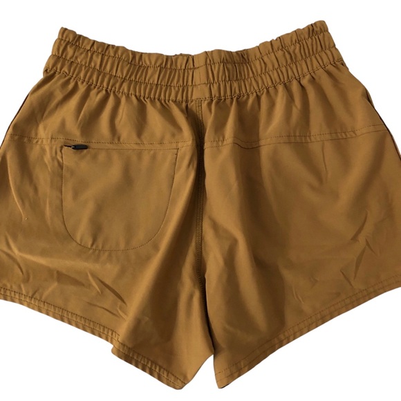 Vuori Dash Shorts in dark golden size Small - Picture 3 of 6